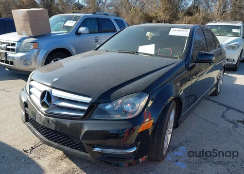 2013 Mercedes-Benz C 250 Sport z USA, uszkodzony, nr VIN WDDGF4HB9DA763926